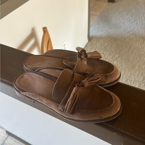 Vionic leather tasseled open back loafer! Like new!